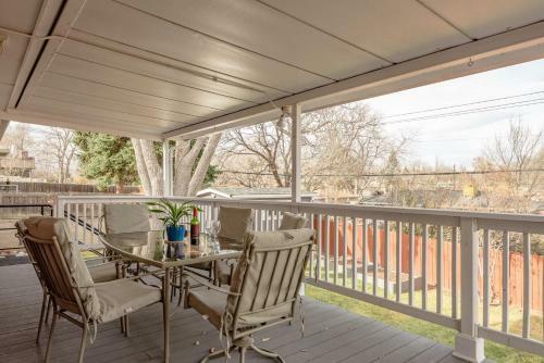 Boho Bungalow- Shuffleboard, Cornhole, 10min From Den