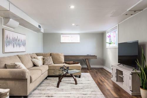 Boho Bungalow- Shuffleboard, Cornhole, 10min From Den