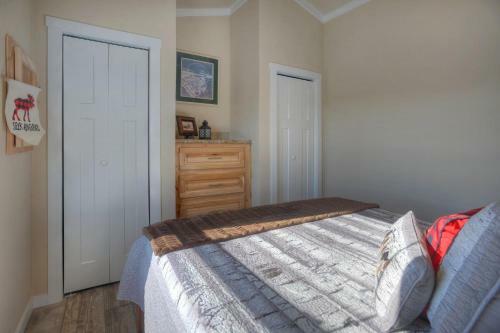 Pine River Model Cabin - 1 Br - Bayfield