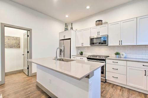 Englewood Townhome With Sweeping Mountain Views