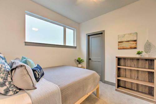 Englewood Townhome With Sweeping Mountain Views
