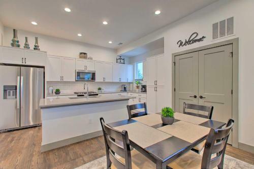 Englewood Townhome With Sweeping Mountain Views