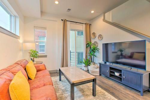 Englewood Townhome With Sweeping Mountain Views