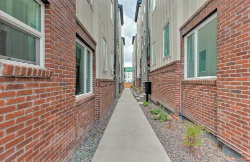 Englewood Townhome With Sweeping Mountain Views