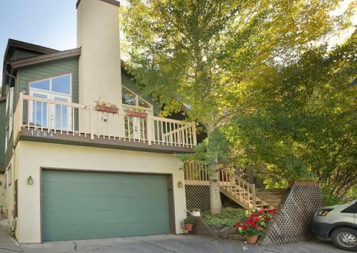 1264 Deer Blvd, West Side