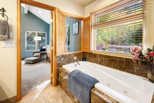 1264 Deer Blvd, West Side
