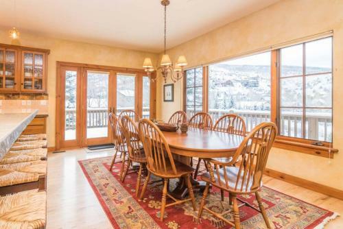 Mountainside Manor With Hot Tub