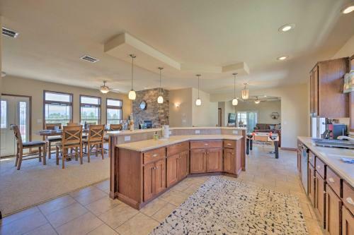 Spacious Retreat With Hot Tub And Casino Table!