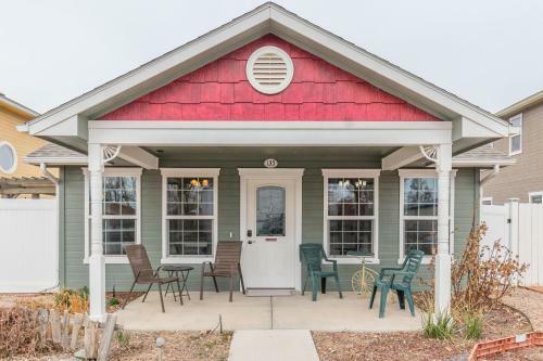 Good Vibrations In This Cozy Downtown Home!