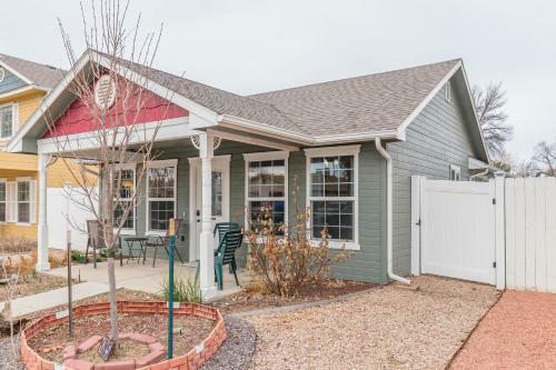 Good Vibrations In This Cozy Downtown Home!