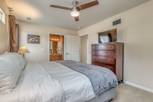 Good Vibrations In This Cozy Downtown Home!