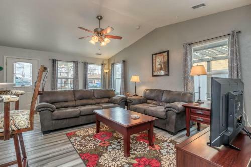 Good Vibrations In This Cozy Downtown Home!