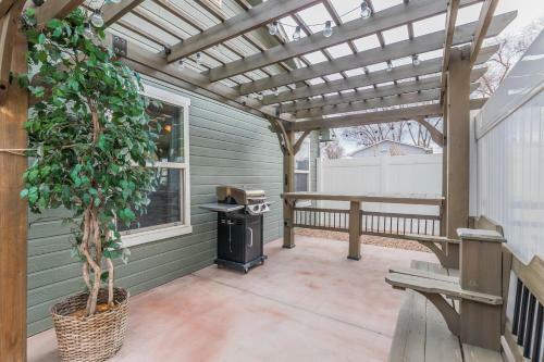 Good Vibrations In This Cozy Downtown Home!