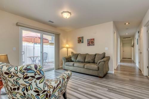 Good Vibrations In This Cozy Downtown Home!