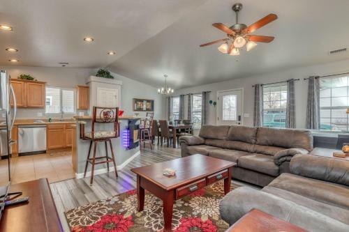 Good Vibrations In This Cozy Downtown Home!