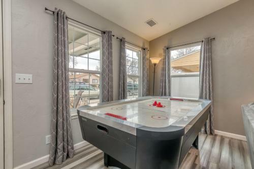 Good Vibrations In This Cozy Downtown Home!