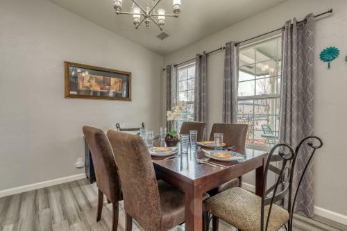 Good Vibrations In This Cozy Downtown Home!
