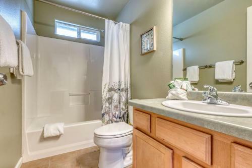 Good Vibrations In This Cozy Downtown Home!