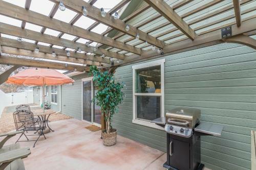 Good Vibrations In This Cozy Downtown Home!
