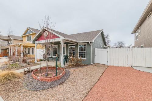 Good Vibrations In This Cozy Downtown Home!