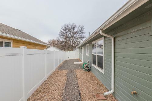 Good Vibrations In This Cozy Downtown Home!