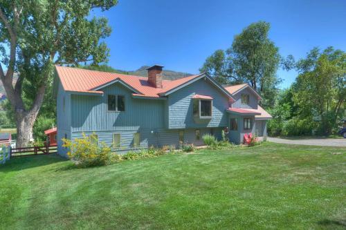 Big Blue House - 4398 Cr 203