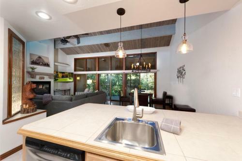Tamarron Gambel Oak - 786