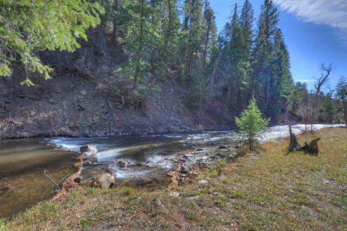Between The Waters Cabin