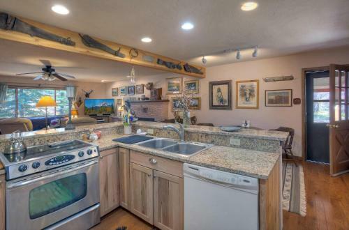 Between The Waters Cabin