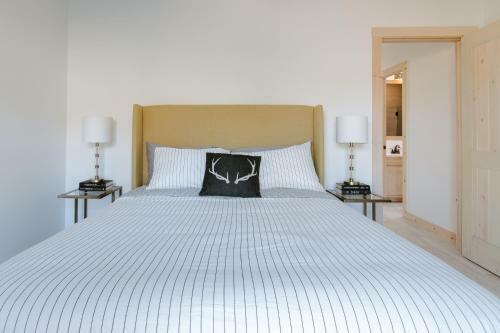 Resort-like Adobe At Colorado National Monument