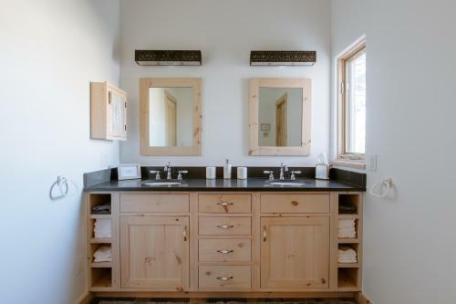 Resort-like Adobe At Colorado National Monument