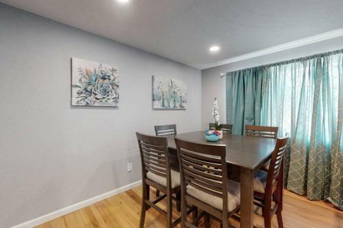Serene Upper Unit With 2 Kings And Bright Kitchen