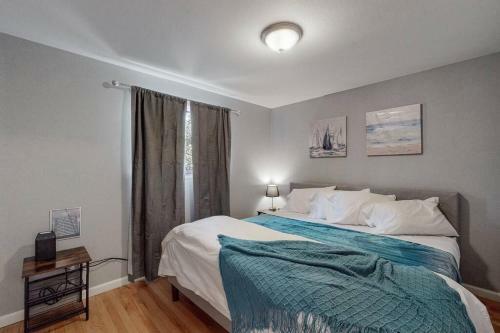 Serene Upper Unit With 2 Kings And Bright Kitchen