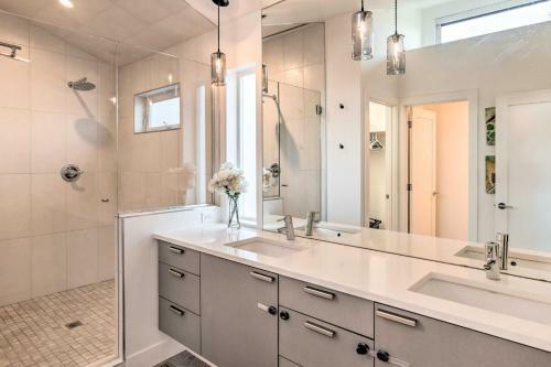 Modern Denver Home With Hot Tub, Walkable Area!