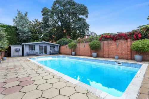 Villa Spacious Fully Detached House In Chigwell