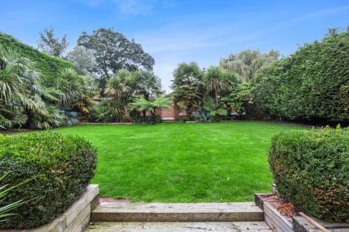 Villa Spacious Fully Detached House In Chigwell