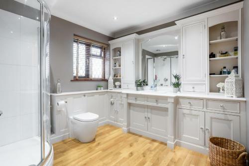 Villa Spacious Fully Detached House In Chigwell