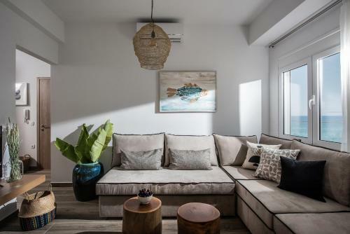 Khroma Luxury Suite 2 Beach Front Apartment