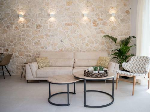 New Stylish Villa With Heated Pool & Jacuzzi!