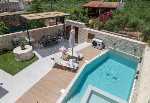 New Stylish Villa With Heated Pool & Jacuzzi!