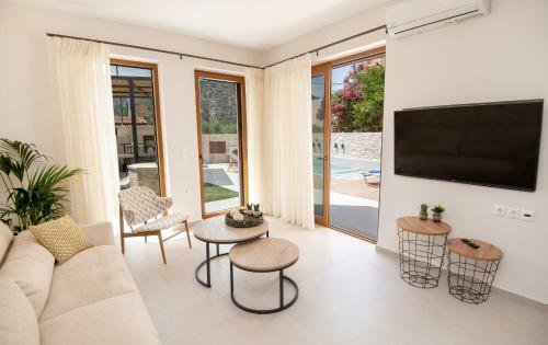 New Stylish Villa With Heated Pool & Jacuzzi!