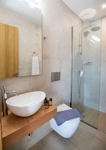 New Stylish Villa With Heated Pool & Jacuzzi!