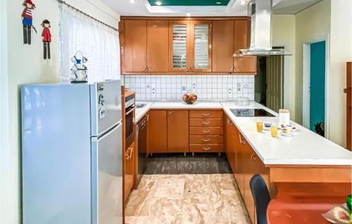 Stunning Home In Attika With Wifi And 3 Bedrooms