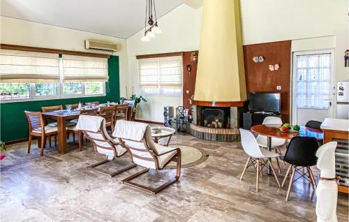 Stunning Home In Attika With Wifi And 3 Bedrooms