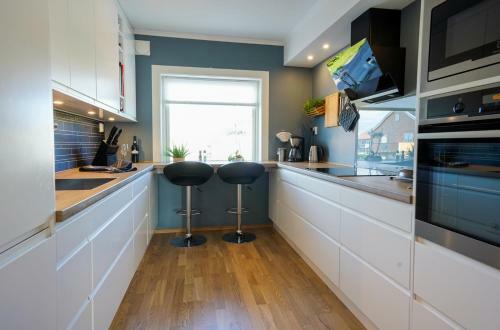 Modern Apartment Short Walk From City