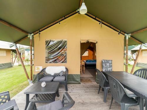 Tranquil Tent Lodge In Zwiggelte With Garden