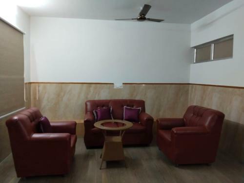 Hotel Uk Inn Rooms Cafe &veg Restaurant