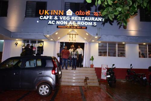Hotel Uk Inn Rooms Cafe &veg Restaurant
