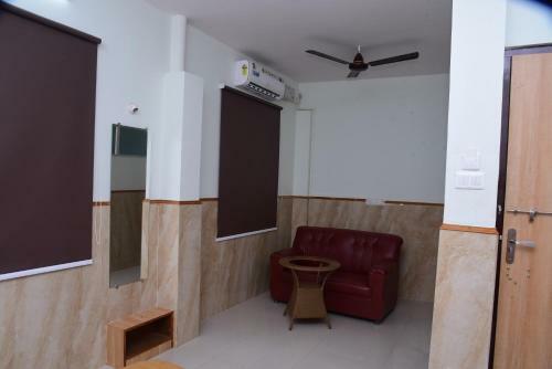 Hotel Uk Inn Rooms Cafe &veg Restaurant