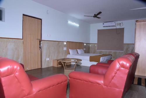 Hotel Uk Inn Rooms Cafe &veg Restaurant